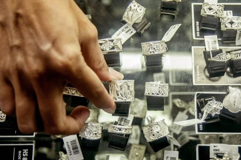 Các món trang sức bạc được trưng bày tại một tiệm vàng bạc ở Indonesia. (Ảnh: Tân Hoa xã)