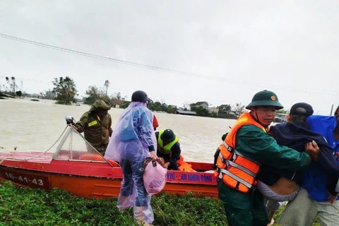 Bộ đội tỉnh Gia Lai đưa người dân vùng ngập lụt đến nơi trú ẩn an toàn trong đợt mưa lớn cuối năm 2025.