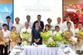 Thứ trưởng Y tế Trần Văn Thuấn tặng hoa và bằng khen cho ekip thực hiện ca can thiệp bào thai cho sản phụ người Singapore. Ảnh: HOÀNG HÙNG