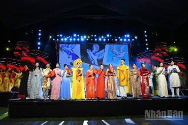 "Di sản Hà Nội” không chỉ tôn vinh thời trang Việt mang đậm hồn cốt dân tộc, mà còn lan tỏa thông điệp về một Hà Nội đang chuyển mình sáng tạo, hội nhập nhưng vẫn giữ bản sắc. Đây là minh chứng sinh động cho khái niệm “di sản sống” - nơi văn hóa không ngủ yên trong bảo tàng, mà hiện hữu, thăng hoa trong đời sống hiện đại và nghệ thuật đương đại.