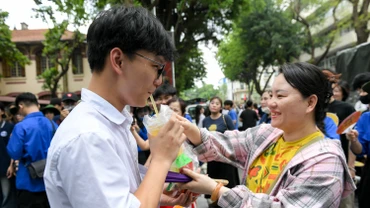 Thí sinh vui vẻ cùng gia đình khi kết thúc môn thi Ngữ văn buổi sáng.