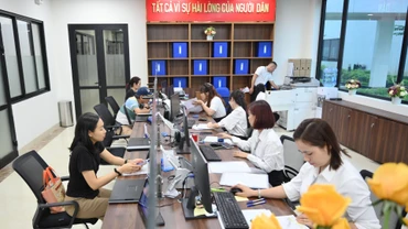 Cán bộ phường Đống Đa tiếp nhận hồ sơ hành chính từ người dân trong ngày đầu vận hành mô hình mới.