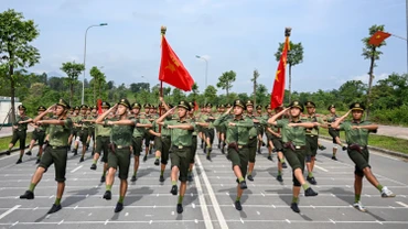 Khối nam sĩ quan Kỹ thuật nghiệp vụ và phòng chống tội phạm sử dụng công nghệ cao luyện tập trong thời tiết nắng nóng.