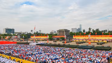 Dàn khí tài đi qua Quảng trường Ba Đình.