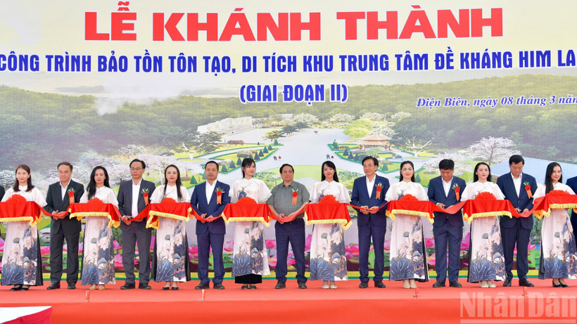Thủ tướng Chính phủ Phạm Minh Chính và các đồng chí lãnh đạo thực hiện nghi thức cắt băng khánh thành công trình bảo tồn tôn tạo Khu di tích Trung tâm đề kháng Him Lam. (Ảnh: THANH GIANG)