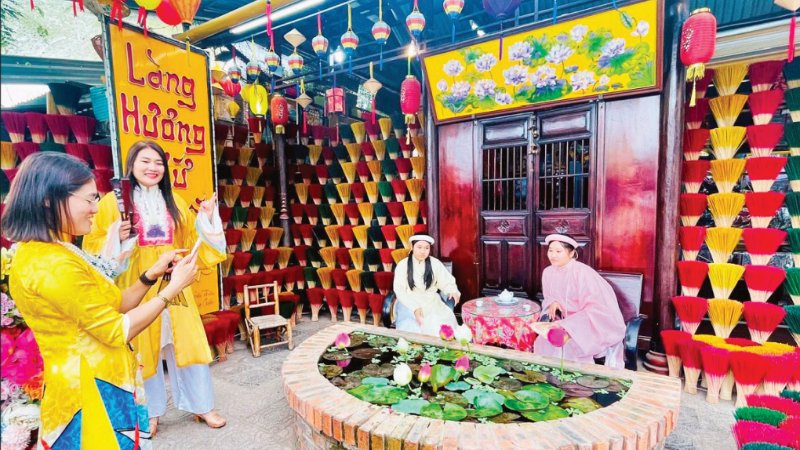 Du khách tham quan, trải nghiệm tại Làng hương Thủy Xuân, Huế.