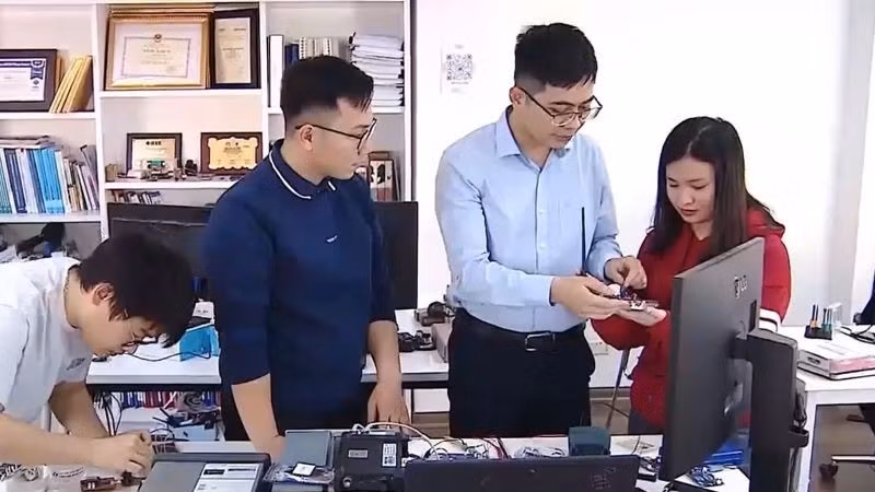 Nhóm nghiên cứu Hệ thống tích hợp thông minh (SISLAB) – Trung tâm Nghiên cứu thiết kế vi mạch và ứng dụng, Viện Công nghệ thông tin, Đại học Quốc gia Hà Nội.