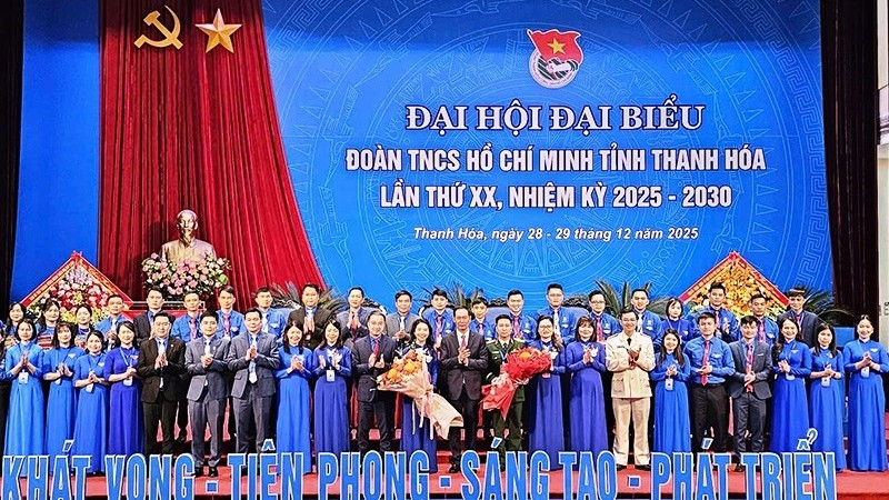 Lãnh đạo tỉnh Thanh Hóa tặng hoa chúc mừng Ban Chấp hành Đoàn tỉnh Thanh Hóa khóa XX.