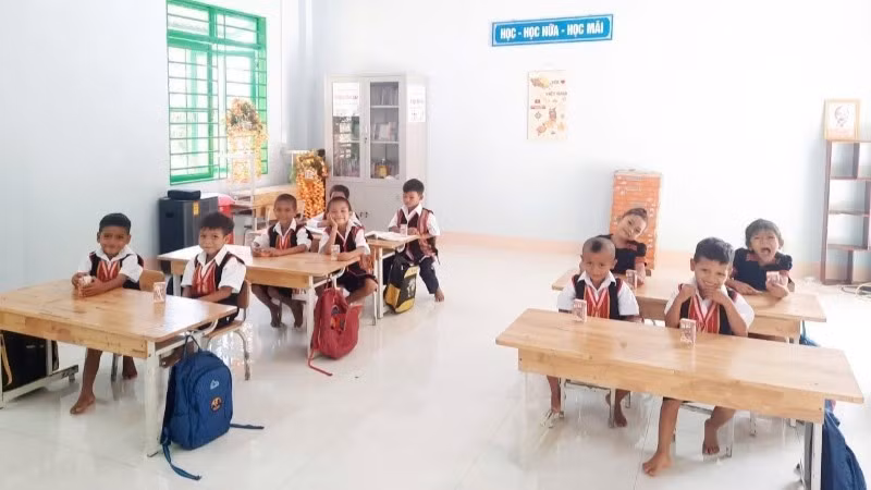 Buổi học đầu tiên của học sinh Điểm trường Lăng Lương-Trường phổ thông dân tộc bán trú Tiểu học Chu Văn An, xã Trà Tập, thành phố Đà Nẵng. (Ảnh: BÌNH NAM)