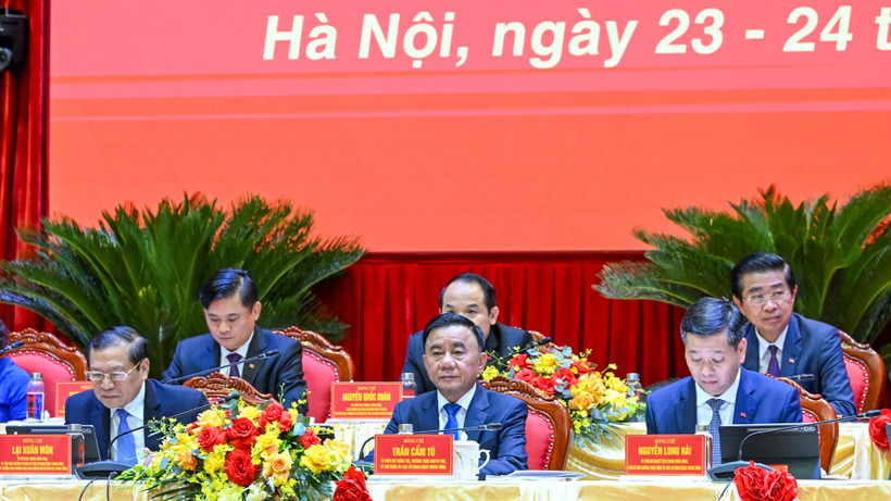 Đồng chí Trần Cẩm Tú, Ủy viên Bộ Chính trị, Thường trực Ban Bí thư, Bí thư Đảng ủy các cơ quan Đảng Trung ương, và các đồng chí trong Đoàn Chủ tịch điều hành Đại hội.