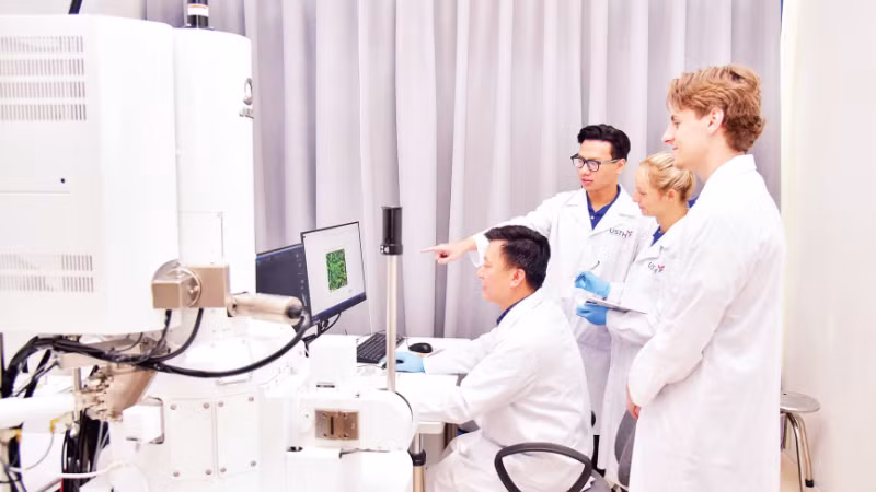 Hoạt động nghiên cứu tại Trường đại học Khoa học và Công nghệ Hà Nội.