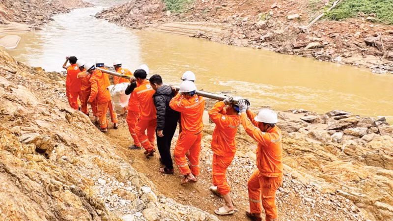 Công tác vận chuyển máy móc, thiết bị rất vất vả do địa hình phức tạp. 