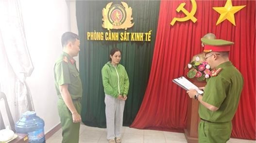 Cơ quan cảnh sát điều tra, Công an tỉnh Đắk Lắk, tống đạt thủ tục khởi tố bị can đối với Châu Thị Mộng Thi.