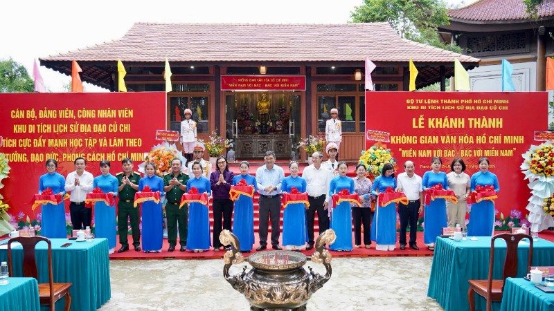 Đại biểu cắt băng khánh thành Không gian văn hóa Hồ Chí Minh tại Địa đạo Củ Chi.