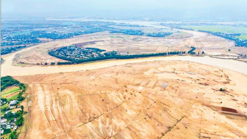 Khoảng 200ha đất canh tác ở xã Đại Lộc, thành phố Đà Nẵng, bị đất, cát bồi lấp. 