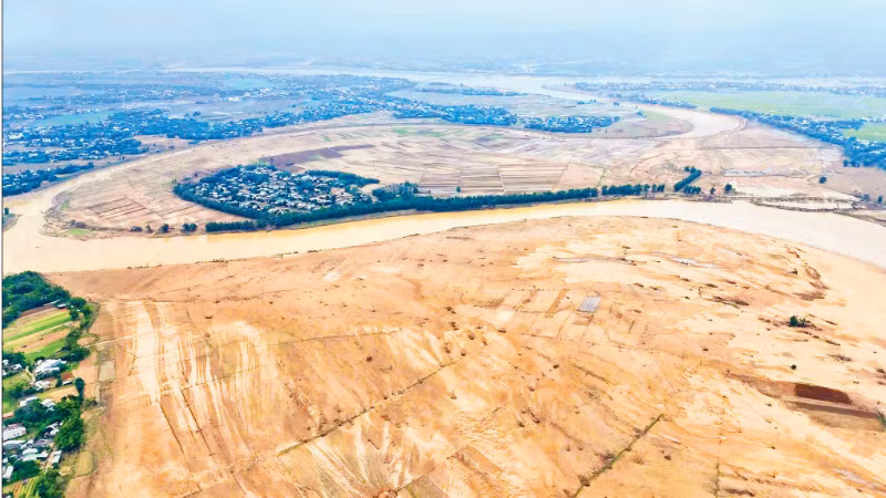 Khoảng 200ha đất canh tác ở xã Đại Lộc, thành phố Đà Nẵng, bị đất, cát bồi lấp. 