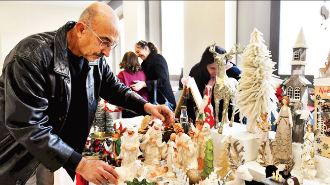 Người dân mua sắm tại một khu chợ Giáng sinh ở Damascus, Syria. (Ảnh: TÂN HOA XÃ)