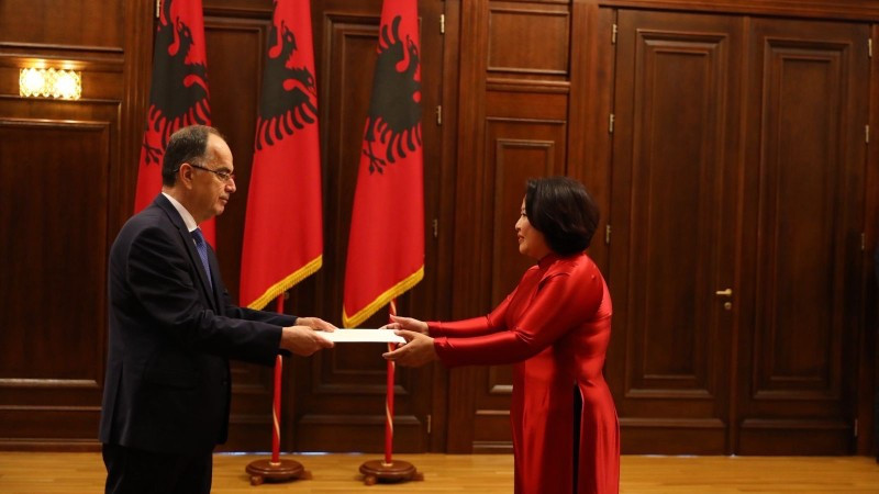 Đại sứ Phạm Thị Thu Hương trình Quốc thư lên Tổng thống Albania Bajram Begaj. (Ảnh: Đại sứ quán Việt Nam tại Hy Lạp)