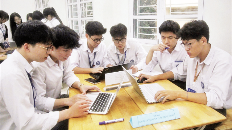 Học sinh Trường trung học phổ thông Yên Hòa (Hà Nội) sử dụng AI trong học tập, nghiên cứu.
