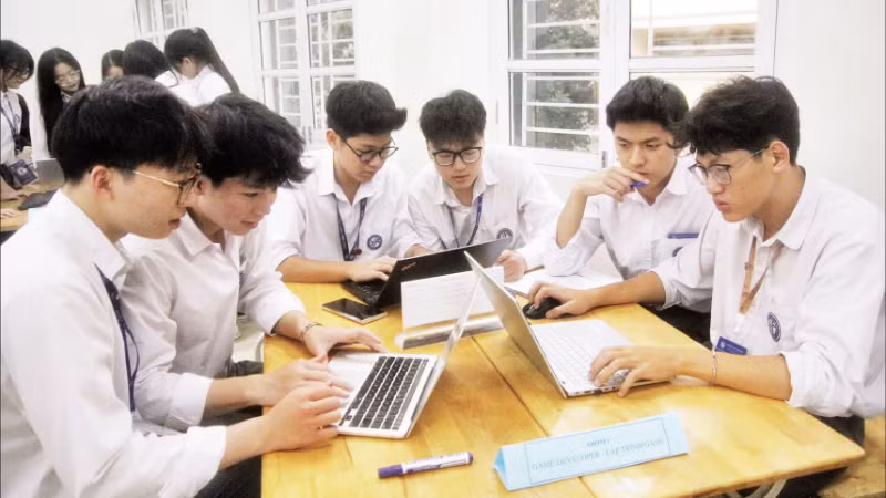 Học sinh Trường trung học phổ thông Yên Hòa (Hà Nội) sử dụng AI trong học tập, nghiên cứu.