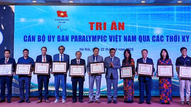 Trao Bằng khen tặng các cán bộ nhiều năm đóng góp phát triển phong trào thể thao người khuyết tật.