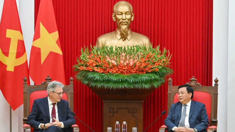 Đồng chí Nguyễn Xuân Thắng, Ủy viên Bộ Chính trị, Giám đốc Học viện Chính trị quốc gia Hồ Chí Minh, Chủ tịch Hội đồng Lý luận Trung ương và Trưởng Đoàn đại biểu Đảng Dân chủ Xã hội Đức Achim Post. (Ảnh: THỦY NGUYÊN)
