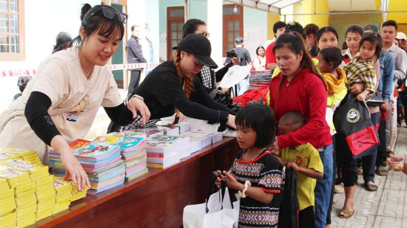 Các em học sinh nhỏ nhận đủ đồ dùng cho năm học mới tại “Siêu thị miền núi”.