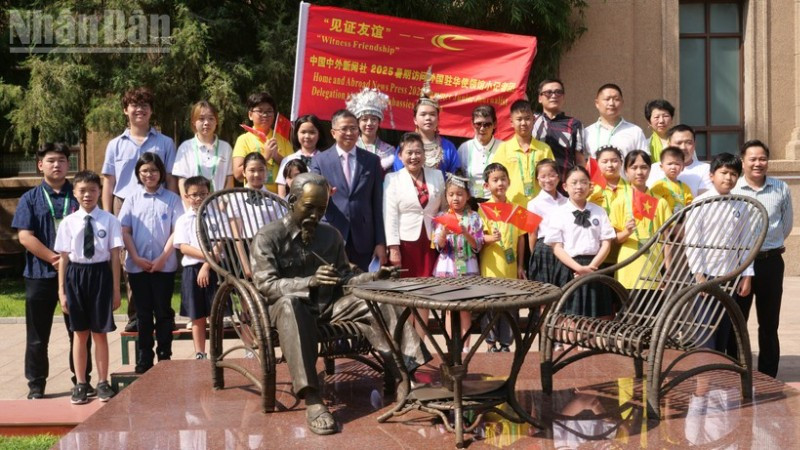 Đại sứ Phạm Thanh Bình chụp ảnh lưu niệm với các em thiếu nhi tham dự buổi giao lưu tại tượng Bác Hồ trong khuôn viên Đại sứ quán.