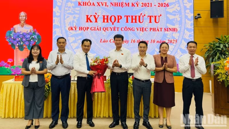 Lãnh đạo tỉnh Lào Cai tặng hoa chúc mừng tân Chủ tịch Hội đồng nhân dân tỉnh Trịnh Việt Hùng. (Ảnh: THANH SƠN)