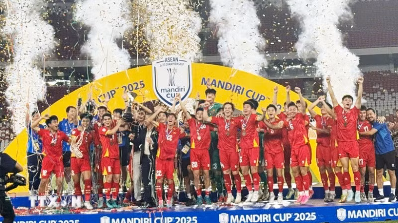Các cầu thủ U23 Việt Nam hân hoan nâng cao cúp vô địch U23 Đông Nam Á 2025 trên sân Gelora Bung Karno. (Ảnh: TTXVN)