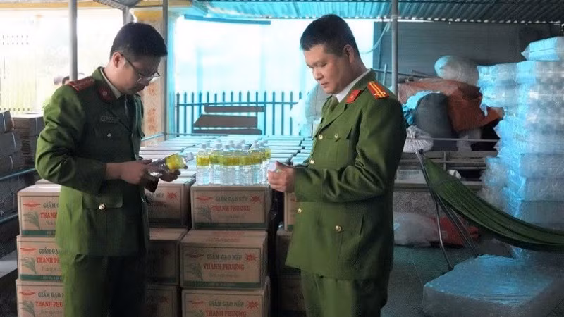 Lực lượng Công an thu giữ hàng trăm thùng các-tông chứa giấm giả do Lê Thị Lộc sản xuất.