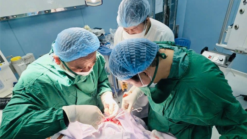 Ê-kíp bác sĩ thực hiện ca phẫu thuật. (Ảnh: Sở Y tế)