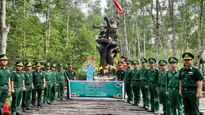 Tuổi trẻ Bộ đội Biên phòng hành trình về nguồn tại chiến khu Rừng Sác.