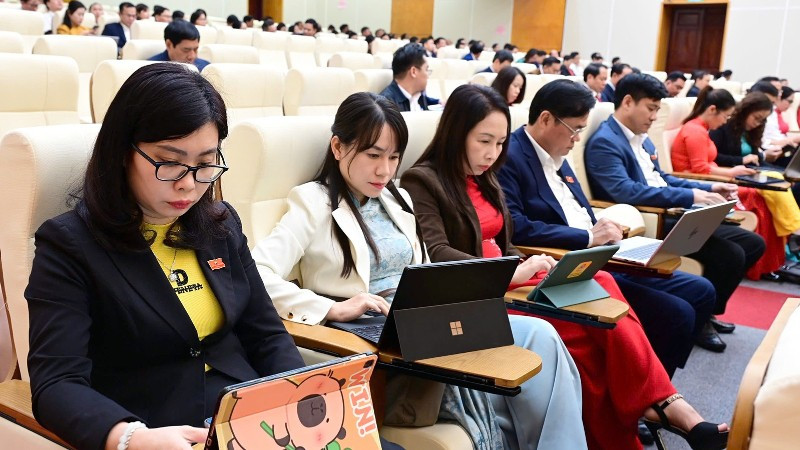 Đại biểu Hội đồng nhân dân tỉnh Tuyên Quang biểu quyết thông qua các nghị quyết tại kỳ họp.