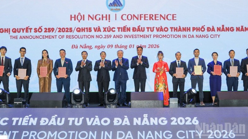 Đà Nẵng trao các quyết định chủ trương đầu tư, giấy chứng nhận đăng ký đầu tư, biên bản ghi nhớ hợp tác và một số giấy phép liên quan.