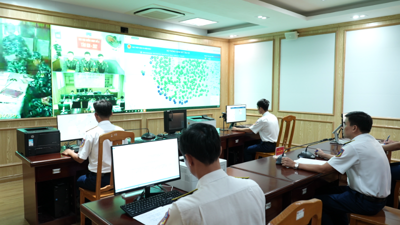 Trung tâm Sở Chỉ huy Vùng Cảnh sát biển 4 theo dõi, giám sát chặt chẽ tàu cá hoạt động trên biển thông qua hệ thống VSAT và VMS.