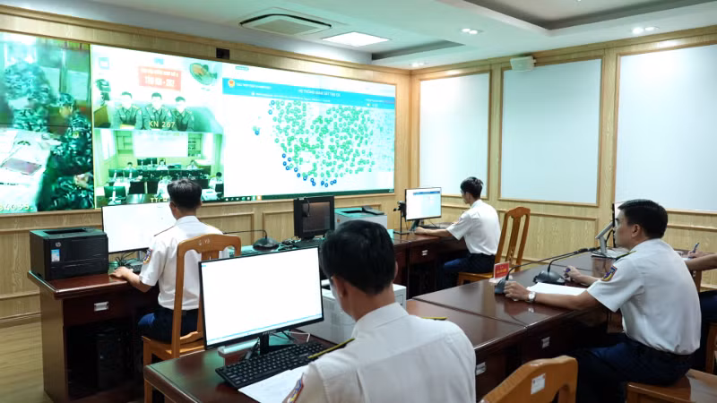 Trung tâm Sở Chỉ huy Vùng Cảnh sát biển 4 theo dõi, giám sát chặt chẽ tàu cá hoạt động trên biển thông qua hệ thống VSAT và VMS.