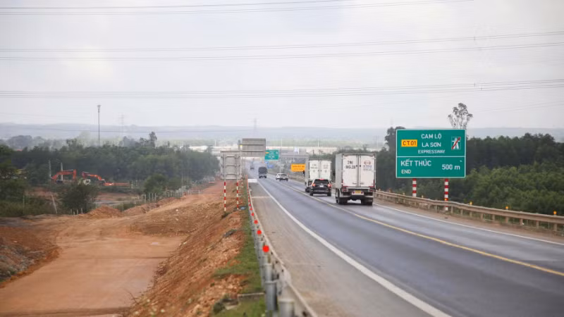 Tuyến cao tốc Cam Lộ-La Sơn đang thi công mở rộng.
