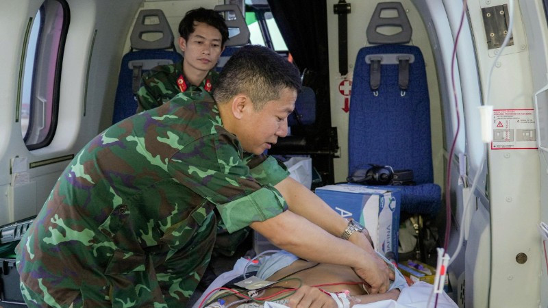 Bệnh nhân được đưa về đất liền an toàn và đang được tiếp tục điều trị tại Bệnh viện Quân y 175.