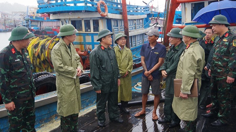Lãnh đạo Bộ Chỉ huy Quân sự tỉnh Thanh Hóa kiểm tra khu vực neo đậu tàu thuyền.