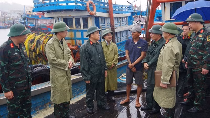 Lãnh đạo Bộ Chỉ huy Quân sự tỉnh Thanh Hóa kiểm tra khu vực neo đậu tàu thuyền.