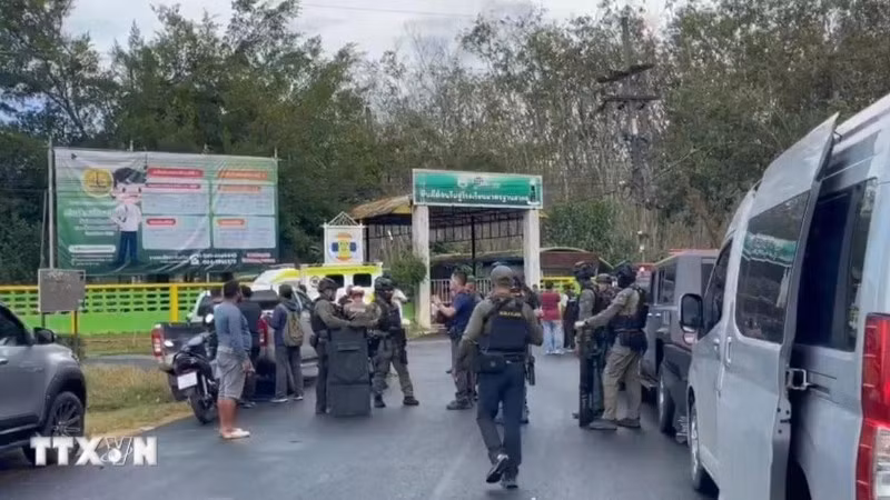 Cảnh sát được triển khai tại trường học Patong Prathankiriwat ở huyện Hat Yai, tỉnh Songkhla, Thái Lan, sau khi xảy ra vụ nổ súng ngày 11/2/2026. (Ảnh: THX/TTXVN)