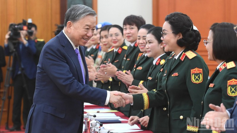 Tổng Bí thư Tô Lâm với các đại biểu tham dự cuộc gặp mặt. (Ảnh: ĐĂNG KHOA)