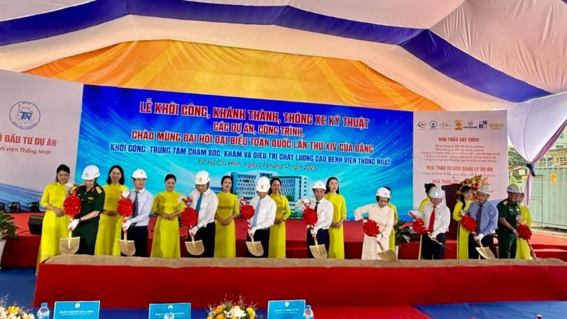 Các đại biểu làm thủ tục khởi công dự án tại Bệnh viện Thống Nhất. 