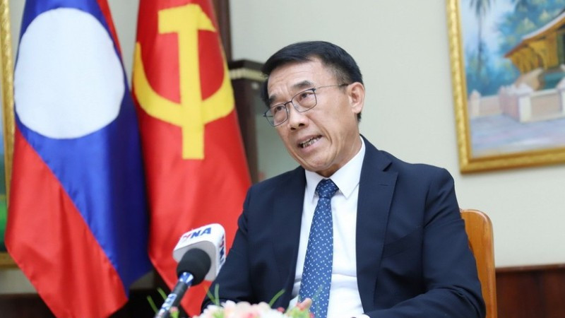 Trưởng Ban Đối ngoại Trung ương Lào Bounleua Phandanouvong trả lời phỏng vấn. (Ảnh: TTXVN)