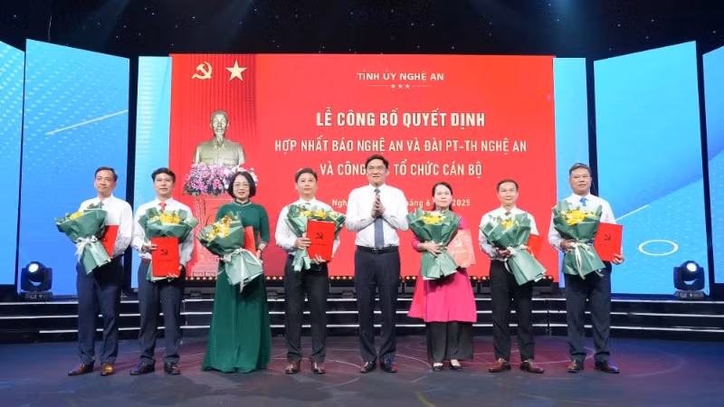 Phó Bí thư Thường trực Tỉnh ủy, Chủ tịch Hội đồng nhân dân tỉnh Nghệ An Hoàng Nghĩa Hiếu trao quyết định bổ nhiệm Tổng Biên tập và các Phó Tổng Biên tập Báo và Đài Phát thanh-Truyền hình Nghệ An.