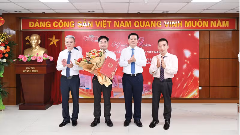 Bộ trưởng Nguyễn Hồng Diên trao quyết định công nhận Ngày truyền thống 2/10/1945 cho lãnh đạo Báo Công Thương.