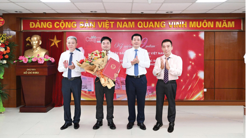 Bộ trưởng Nguyễn Hồng Diên trao quyết định công nhận Ngày truyền thống 2/10/1945 cho lãnh đạo Báo Công Thương.