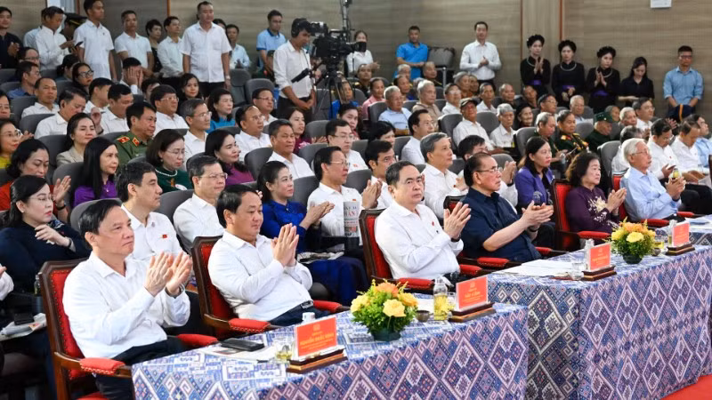 Các đại biểu tham dự Chương trình "Về nguồn-hướng tới tương lai" tại xã Tân Trào, tỉnh Tuyên Quang. (Ảnh: DUY LINH)