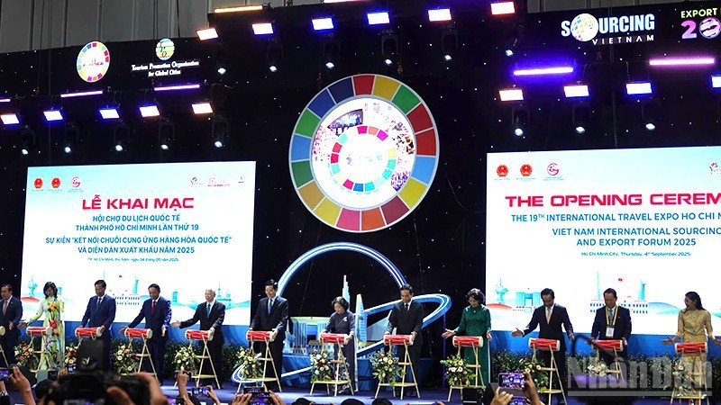 Các đại biểu thực hiện nghi thức khai mạc Hội chợ du lịch quốc tế Thành phố Hồ Chí Minh-ITE HCMC 2025. (Ảnh: LINH BẢO)